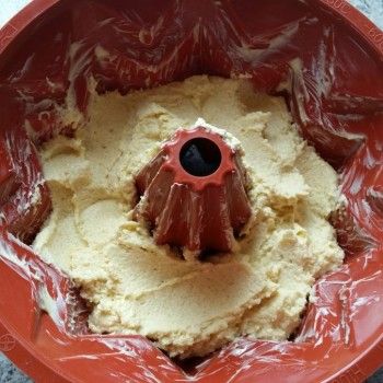 Zuerst den hellen Teig einfüllen.