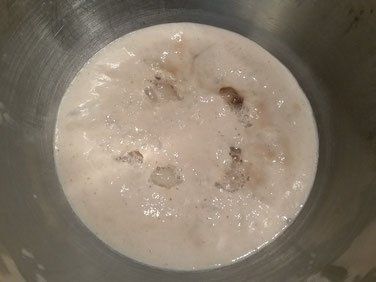 Die Hefelösung ca. 30 Minuten zugedeckt stehen lassen (es bildet sich ein Schaum auf der Oberfläche).