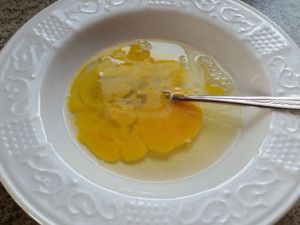 Zuerst musst du ein Ei glattrühren. Das geht am besten, indem du es so lange mit einer Gabel 
