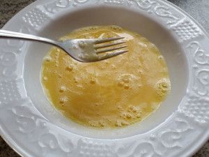 ... bis es so aussieht. Das Eiweiss sollte keine Fäden mehr ziehen.