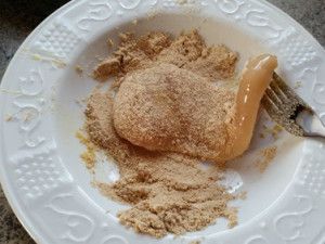 Anschließend die Filets einzeln im Paniermehl wälzen bis sie vollständig bedeckt sind.