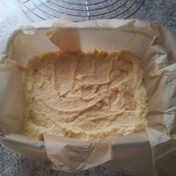 Die Auflaufform mit Backpapier auslegen und den Teig einfüllen.