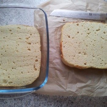 Den Biskuitboden aus der Form stürzen und auskühlen lassen. Mit einem scharfen Messer in 2 Böden schneiden und einen der Böden in die Auflaufform legen.