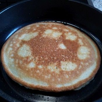 Pfannkuchen aus der Rezeptur mit Sahne werden allgemein etwas dunkler als Pfannkuchen aus der Rezeptur mit Kokosmilch. Für das Produktbild oben auf der Seite wurde Kokosmilch verwendet. Also nicht wundern, wenn eure Pfannkuchen mit Sahne etwas dunkler werden (etwa so wie der Pfannkuchen auf dem Zubereitungsbild). Das ist ganz normal :-).