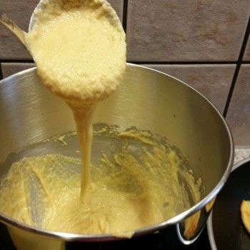 Kontrolliere, ob der Teig die richtige Konsistenz hat. Er sollte zähflüssig von Löffel reissen. Wenn der Teig zu fest ist, kannst du mit etwas Sahne oder Wasser nachhelfen.