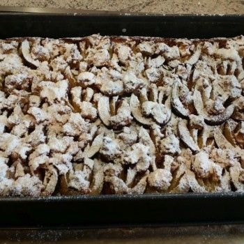 Erythritol-Puder mit Zimt mischen und über den Kuchen streuen.