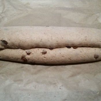 und danach eine der Seiten über die Mitte falten. Die Enden des Stollens gut verschließen