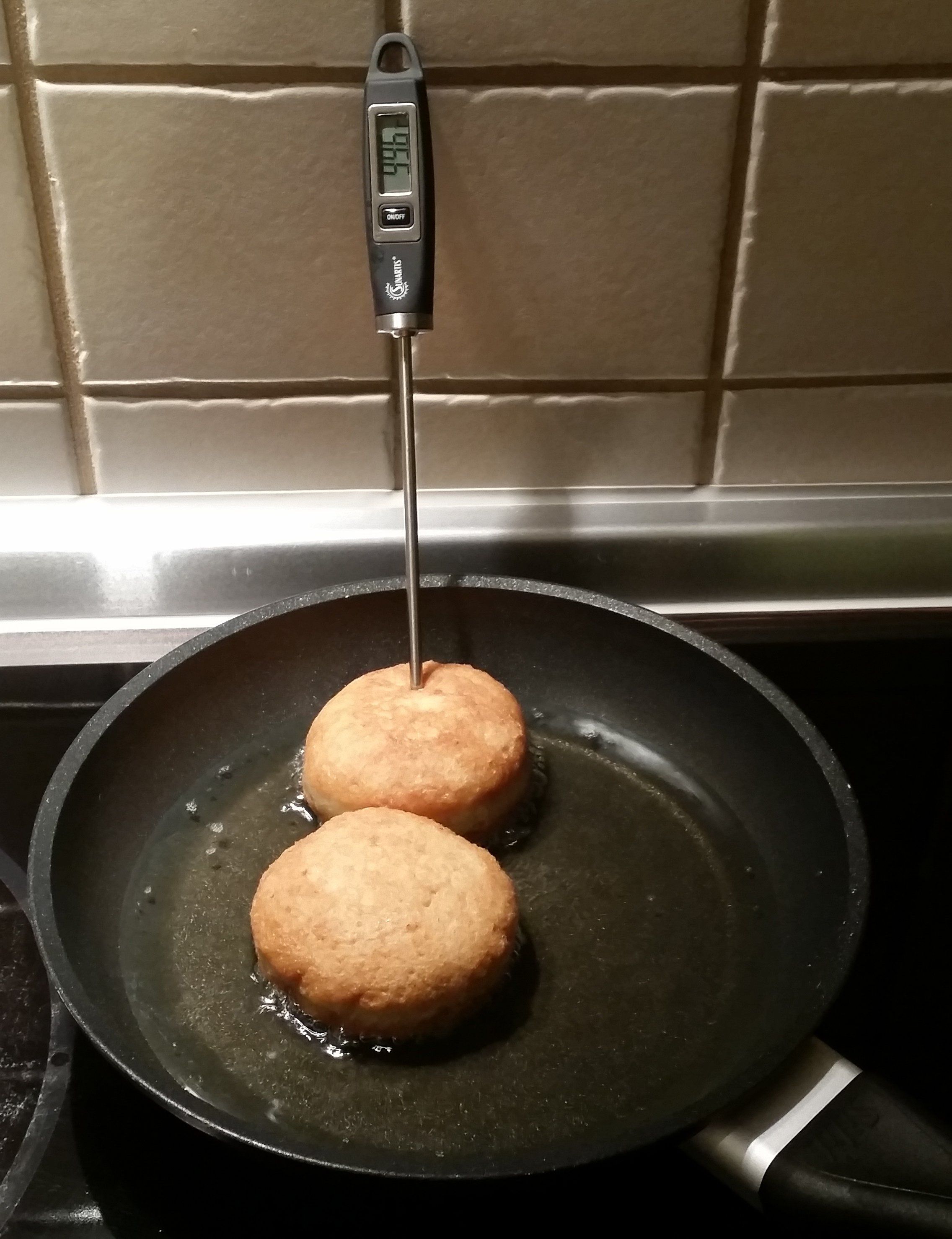 Selbst beim Frittieren der Mini-Berliner steigt die Temperatur kaum über 100 °C.