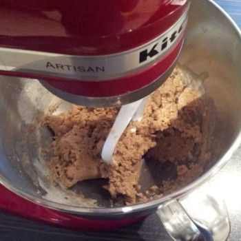 ...und die gesamte Backmischung unter ständigem Rühren zugeben. Die Mischung ist zunächst noch sehr flüssig ...