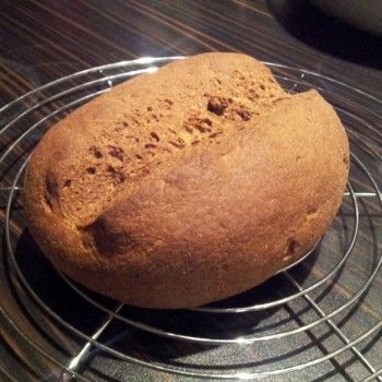 Lass es noch eine Weile auf einem Gitter auskühlen (es sollte maximal nur noch handwarm sein) ....