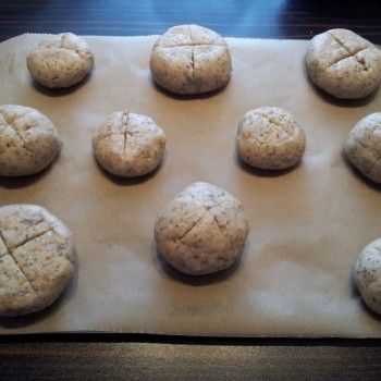 ... und Brötchen daraus formen. Wenn sie kreuzförmig eingeschnitten werden ...