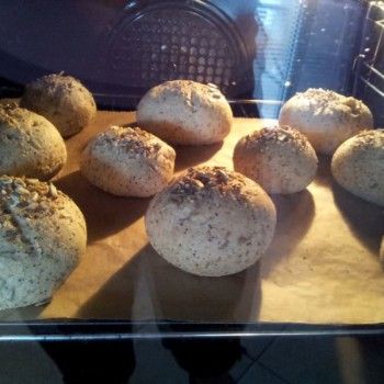 ... gehen Sie im Ofen besonders schön hoch. Die Weltmeisterbrötchen auf diesem Bild haben wir noch zusätzlich mit einer Körnermischung bestreut (optional, nicht in der Packung enthalten). Die Backzeit ist etwas kürzer als bei den Broten.