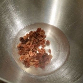 200 ml warmes Wasser (maximal 40 °C!) in eine Rührschüssel gießen und die Rosinen dazugeben. Hinweis: Anstelle von Rosinen kann zur Aktivierung der Hefe auch 1/2 TL Honig, Agavensirup oder Zucker verwendet werden.