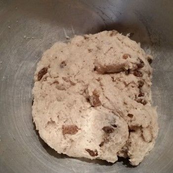 Den Teig zu einem Laib formen und auf einem mit Backpapier ausgelegten Backblech bei 150 °C Umluft ca. 80-90 Minuten backen.