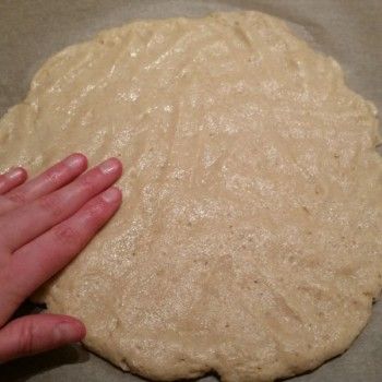 Mit feuchten Händen in die gewünschte Form bringen. Wenn der Teig klebt, die Hände erneut befeuchten.