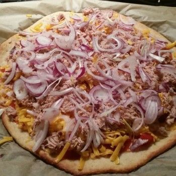 ... und den gewünschten Pizzazutaten belegen ...