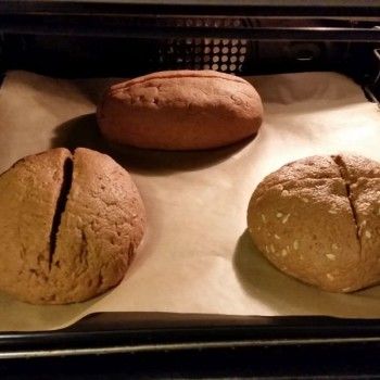3 geht übrigens auch :-) Die Backzeit erhöht sich beim Backen mit Umluft nicht.