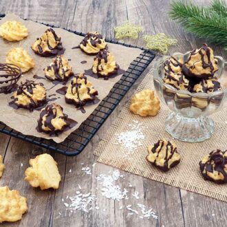 069-01_Weihnachtszauber-KOKOSMAKRONEN-low-carb-glutenfrei-mit-Schokolade