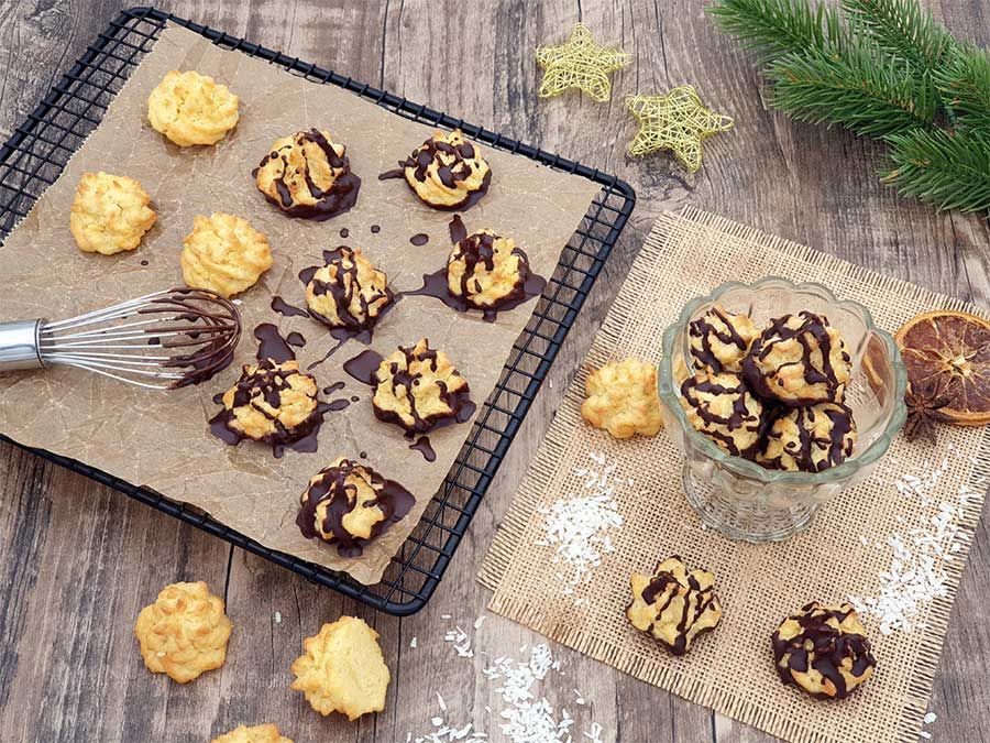069-01_Weihnachtszauber-KOKOSMAKRONEN-lowcarb-glutenfreie-kekse-Plaetzchen-keto-sojafre-mit-schokolade