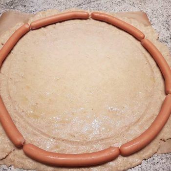 low-carb-hot-dog-pizza-mit-wuerstchenrand-glutenfrei