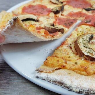 Rezept-Steinofenpizza-low-carb-glutenfrei-mit-Käserand-Pizza-vom-Stein-selbstgemacht-mit-Bambusfaser2