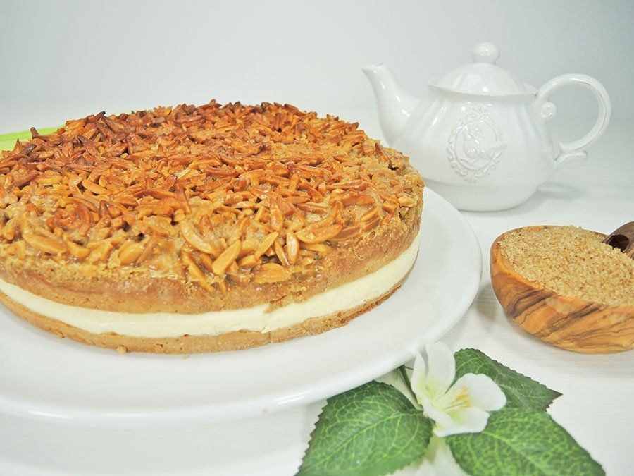 Low Carb Bienenstich mit Karamell-Mandel-Kruste