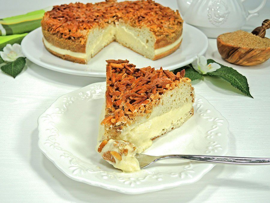 Low Carb Bienenstich mit Karamell-Mandel-Kruste