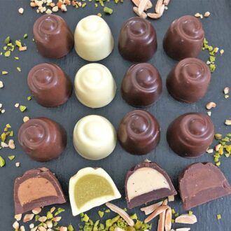 Choketo Low Carb & Keto Pralinés BUNTER MIX Großpackung mit 12 gefüllten, handgemachten Pralinen - Schokolade & Füllungen ohne Zuckerzusatz – xylitfrei