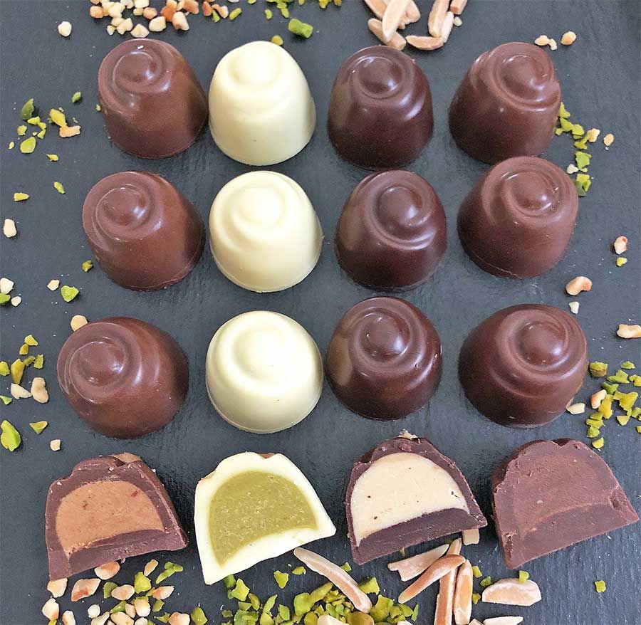 Choketo Low Carb & Keto Pralinés BUNTER MIX Großpackung mit 12 gefüllten, handgemachten Pralinen - Schokolade & Füllungen ohne Zuckerzusatz – xylitfrei