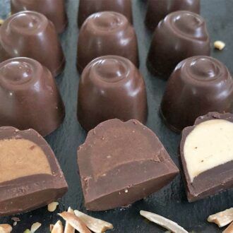 Choketo Low Carb & Keto Pralinés NOUGAT & MANDEL-KARAMELL Großpackung mit 12 gefüllten, handgemachten Pralinen - Schokolade & Füllungen ohne Zuckerzusatz – xylitfrei