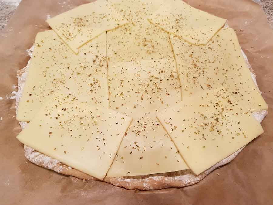Rezept-Weisse-Hackfleischpizza-mit-Creme-Fraiche-Koriander-Sauce-low-carb-glutenfrei