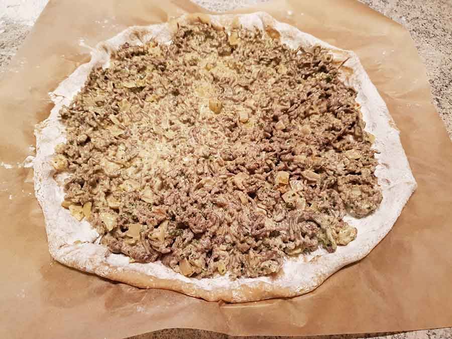 Rezept-Weisse-Hackfleischpizza-mit-Creme-Fraiche-Koriander-Sauce-low-carb-glutenfrei