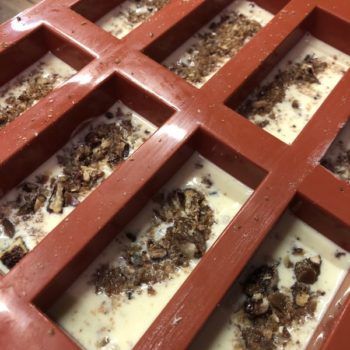 Rezept Schokoladenriegel weiß mit karamellisierten Pekannüssen lowcarb