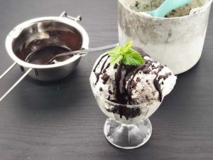 Low-Carb-Cookies-and-Cream-Eiscreme-Rezept-Oreos