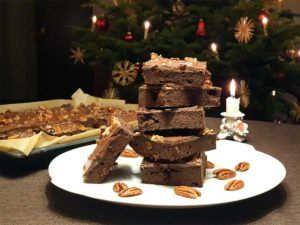 Low Carb Glutenfrei Rezept Saftiger Rotweinkuchen für Chocaholics mit fruchtigem Pekan-Karamellguss