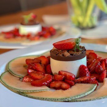 Rezept Joghurt Panna Cotta mit Schoko-Kokos-Knusper und marinierten Erdbeeren lowcarb glutenfrei