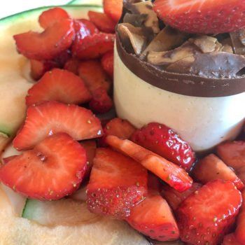 Rezept Joghurt Panna Cotta mit Schoko-Kokos-Knusper und marinierten Erdbeeren lowcarb glutenfrei