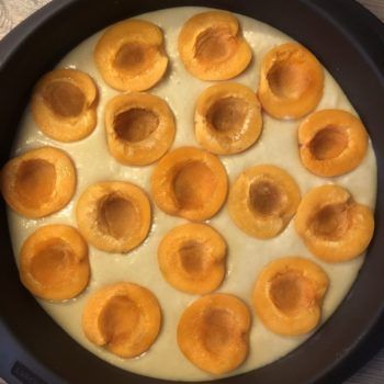 Aprikosen mit einer Kruste aus Mandeln und Karamelltraum - gebettet in einen Rührteig mit Eierlikör-Flavour! Sooo lecker! Ein Stück des Kuchens hat NUR 221kcal und 8g KH - genial oder? Trotz Früchte!