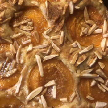 Aprikosen mit einer Kruste aus Mandeln und Karamelltraum - gebettet in einen Rührteig mit Eierlikör-Flavour! Sooo lecker! Ein Stück des Kuchens hat NUR 221kcal und 8g KH - genial oder? Trotz Früchte!