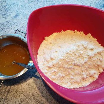 Aromatische Marzipankartoffeln gehören auf jeden Weihnachtsteller! Und glücklicherweise geht das kinderleicht und mit wenig Zutaten auch in low-carb & zuckerfrei!