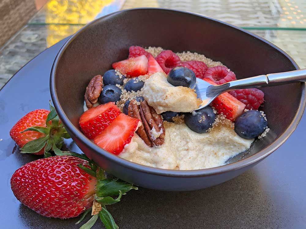 Rezept Frühstücksbowl Walnuss-Zimt mit Beeren lowcarb glutenfrei