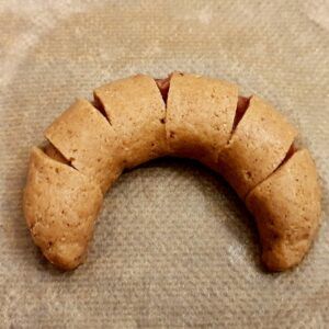 Hörnchen aus Mandelteig mit einer leckeren Füllung aus Rotweinbirnen. Pro Stück nur 5g Kohlenhydrate.