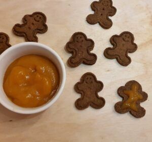 Weihnachtliche Lebkuchenplätzchen mit Orangencreme gefüllt. Pro Stück nur 1g Kohlenhydrate.