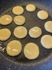 Rezept Mini-Pancake-Spieße mit Erdbeeren und Bananen lowcarb glutenfrei