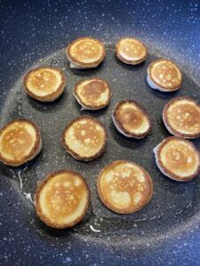Rezept Mini-Pancake-Spieße mit Erdbeeren und Bananen lowcarb glutenfrei