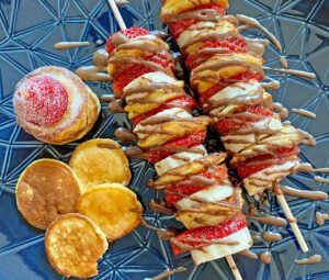 Rezept Mini-Pancake-Spieße mit Erdbeeren und Bananen lowcarb glutenfrei