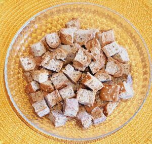 Herzhafter Schmarrn aus low carb Brotresten. Pro Portion nur 4g Kohlenhydrate.