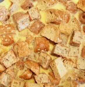 Herzhafter Schmarrn aus low carb Brotresten. Pro Portion nur 4g Kohlenhydrate.