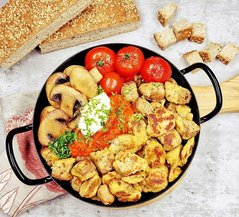 Herzhafter Schmarrn aus low carb Brotresten. Pro Portion nur 4g Kohlenhydrate.