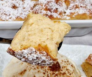 Grießauflauf aus Dr. Almond Grießpudding, Äpfeln und weiteren leckeren Zutaten. Pro Portion nur 14g Kohlenhydrate.